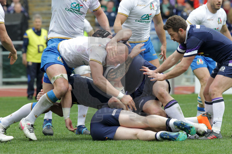 Natwest Sei Nazioni 2018, round 5, Roma stadio Olimpico 17/03/2018, Italia v Scozia, Sergio Parisse prova a recuperare palla in ruck. Foto Daniele Resini/Fotosportit