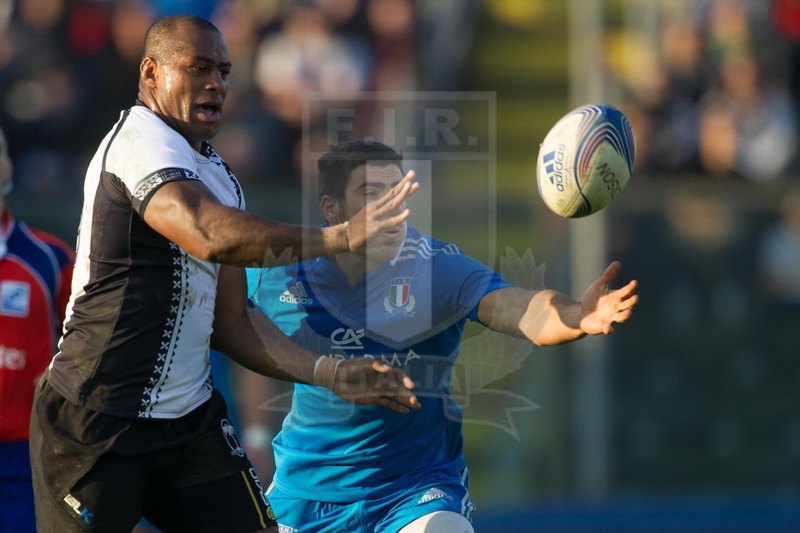 Cariparma Test Match 2013, Cremona, Stadio Zini, 16-11-2013, Italia v Fiji.Foto Elena Barbini. Serenaia Bai ed Edoardo Gori alla caccia del pallone