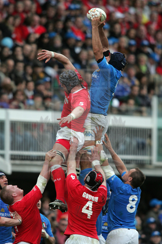 Sei Nazioni 2007, Roma, stadio Flaminio 10/03/2007, Italia v Galles, Santiago Dellapè conquista touche a due mani. Foto Daniele Resini/Fotosportit