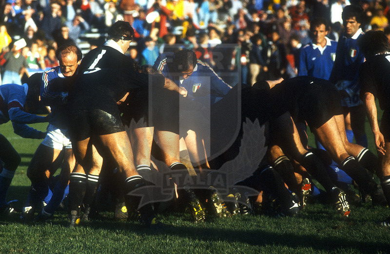 Rugby World Cup 1987, Pool 3, Auckland, Eden Park 22/05/1987, Nuova Zelanda v Italia, una maul degli All Blacks. Guido Rossi e Serafino Ghizzoni cercano di opporsi. Foto Daniele Resini/Fotosportit