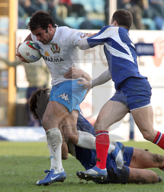 Sei Nazioni 2007, Roma, stadio Flaminio 03/02/2007, Italia v Francia, Gonzalo Canale difende palla. Foto Daniele Resini/Fotosportit