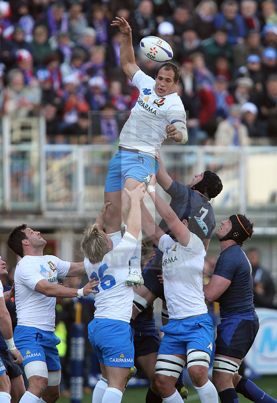 Rbs Sei Nazioni 2009, Roma, stadio Flaminio 21/03/2009, Italia v Francia, Sergio Parisse conquista touche. Daniele Resini/Fotosportit