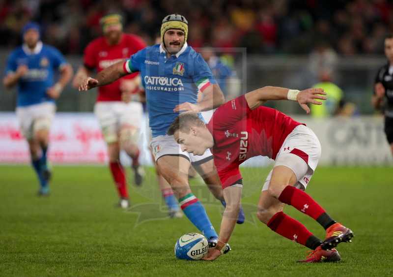 Guinness Sei Nazioni 2016, Round 2, Roma, Stadio Olimpico, 9/02/2019, Italia v Galles. Liam Williams raccoglie palla da terra. Arriva Angelo Esposito. Foto Roberto Bregani/Fotosportit