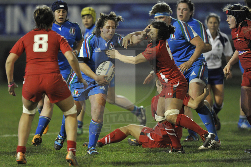 Rbs Sei Nazioni Donne 2015, Padova, stadio Plebiscito, 21-03-2015, Italia Donne v Galles Donne, Elisa Cucchiella difende palla.