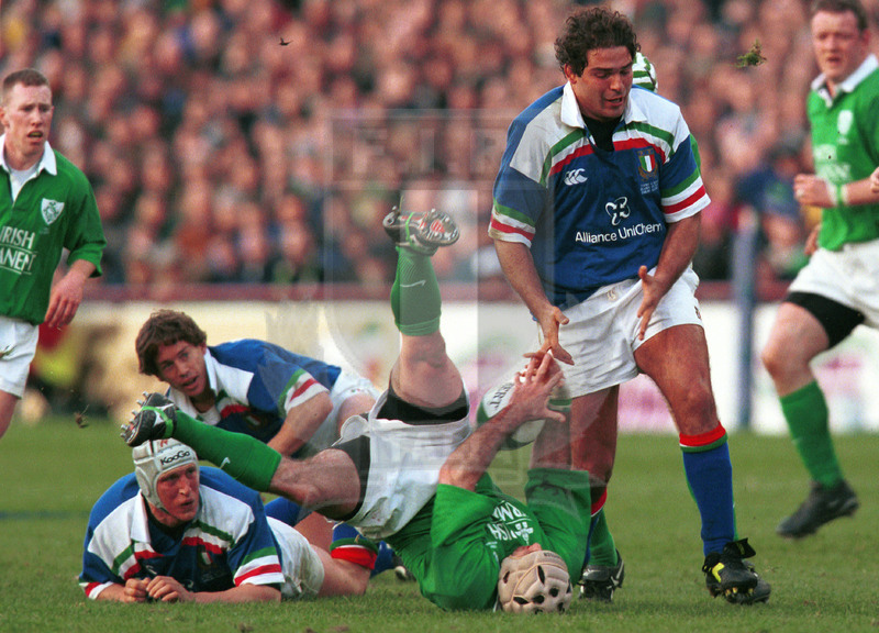 Lloyds TSB Sei Nazioni 2000, Round 3, Dublino, Lansdowne Road 04/03/2000, Irlanda v Italia, Andrea De Rossi e Dawson contendono palla. Foto Daniele Resini/Fotosportit