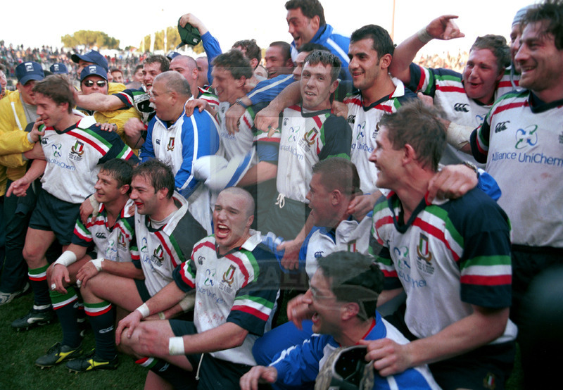 Lloyds TSB Sei Nazioni 2000, Round 1, Roma, stadio Flaminio 05/02/2000, Italia v Scozia, gli Azzurri posano a fine match. Foto Daniele Resini/Fotosportit