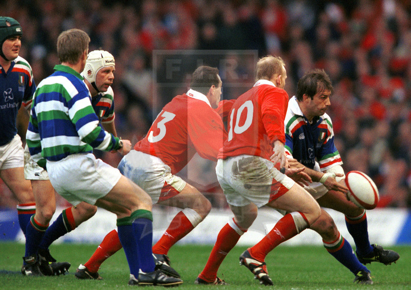 Lloyds TSB Sei Nazioni 2000, Round 2, Cardiff, Millennium Stadium 19/02/2000, Galles v Italia, Alessandro Moscardi muove palla sotto pressione. Foto Daniele Resini/Fotosportit