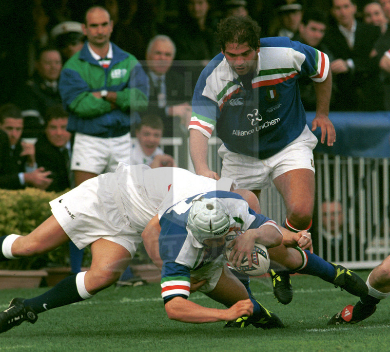 Lloyds TSB Sei Nazioni 2000, Round 4, Roma, stadio Flaminio 18/03/2000, Italia v Inghilterra, Andrea Gritti portato a terra. Arriva De Rossi. Foto Daniele Resini/Fotosportit