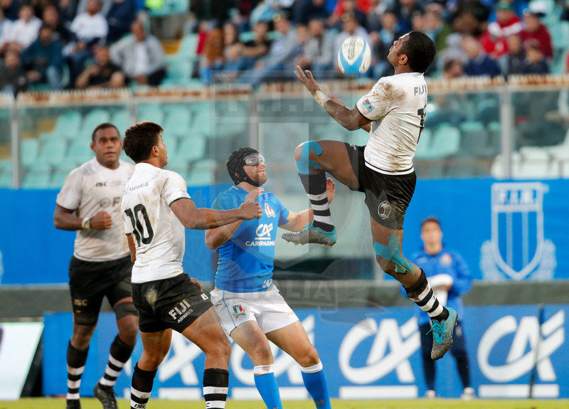 Credit Agricole Cariparma Test Match 2017, Catania, Stadio Massimino, 11-11-2017, Italia v Fiji. Kini Murimuriwalu in presa acrobatica. Foto: Roberto Bregani / Fotosportit