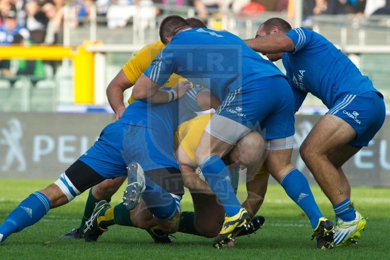 Cariparma Test Match 2013 - 09/11/2013 - Torino, Stadio Olimpico - Italia v Australia - Foto Elena Barbini-Stephen Moore in attacco viene fermato da Marco Bortolami, Davide Giazzon e Michele Rizzo