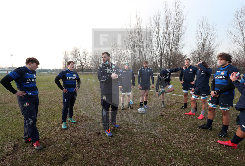 Sei Nazioni 2021, Parma, Cittadella del Rugby 12/01/2021, raduno della Nazionale U20, sessione di allenamento, Agustin "Cuca" Cavalieri, allenatore degli avanti, nel cerchio degli U20