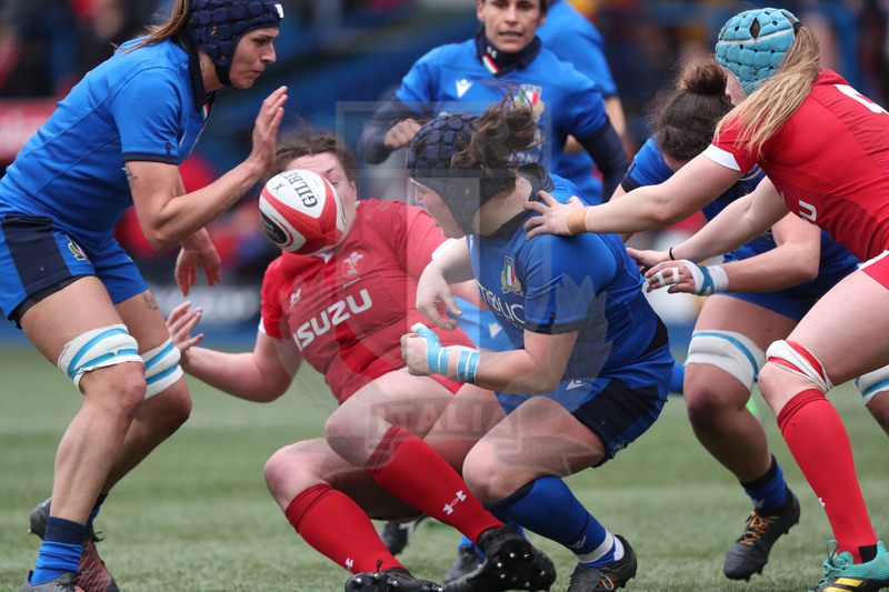 Guinness Sei Nazioni Donne 2020, Cardiff, Arms Park 02/02/2020 Galles Donne v Italia Donne, palla contesa da Melissa Bettoni. Accorre Giordana Duca. Foto Daniele Resini/Fotosportit