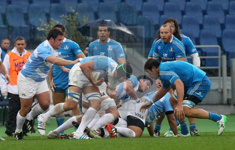 Cariparma test match 2013, Roma 23/11/2013, Italia v Argentina, Mariano Galaza carica su Benabò. Foto Daniele Resini/Fotosportit