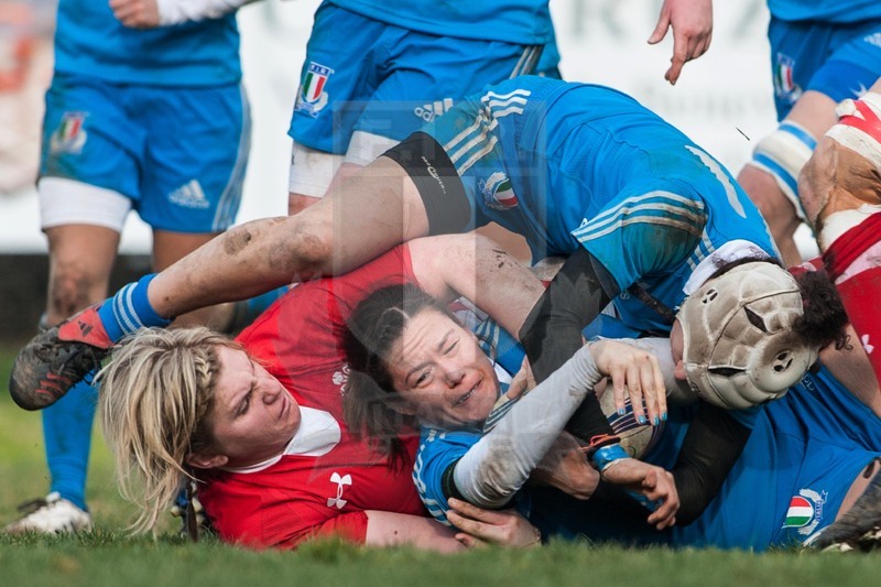 RBS 6 Nazioni Femminile 2013, Benevento, Campo Pace Vecchia, 24-02-2013, Italia v Galles. Michela Sillari e Veronica Schiavon in ruck.
