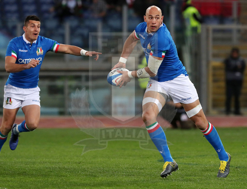 Guinness Sei Nazioni 2019, Round 2, Roma, Stadio Olimpico 09/02/2019, Italia v Galles, Parisse muove palla con Allan in sostegno. Foto Daniele Resini/Fotosportit