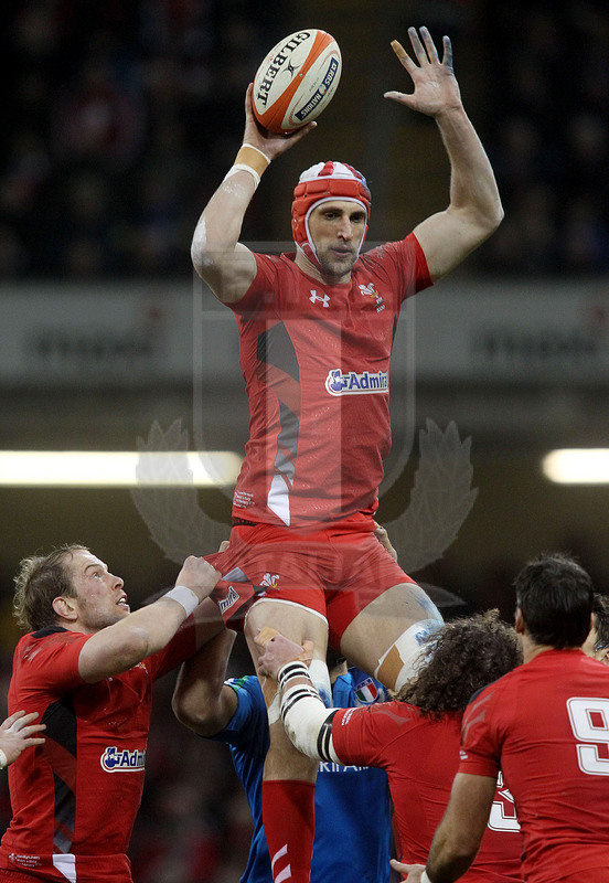 Sei Nazioni 2014, Cardiff. Millennium Stadium, 01/02/2014. Galles v Italia, Luke Charteris conquista touche. Foto Daniele Resini/Fotosportit