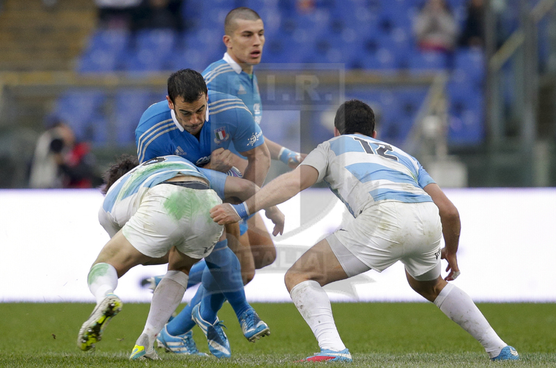 Cariparma Test Match 2013, Roma, Stadio Olimpico, 23-11-2013, Italia v Argentina. Gonzalo Canale viene attaccato da Nicolas Sanchez (sinistra) e Gabriel Ascarate Foto Roberto Bregani / Fotosportit