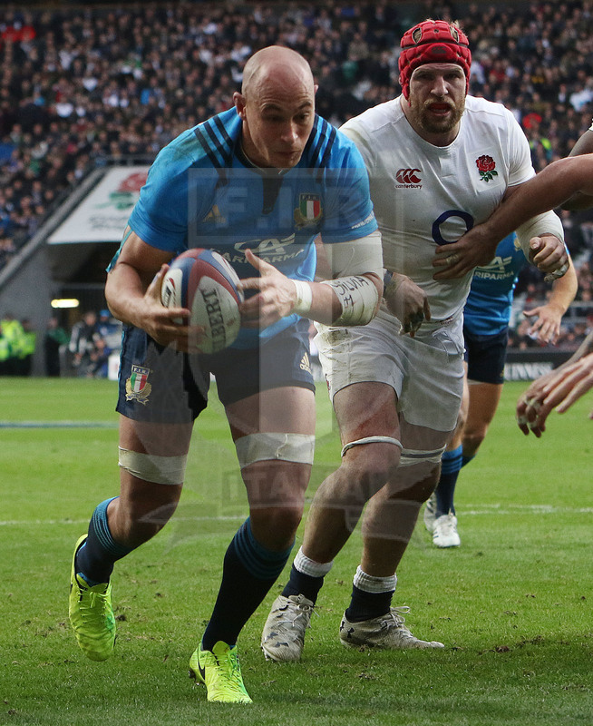 RBS Sei Nazioni 2017, Londra, Twickenham 26/02/2017, Inghilterra v Italia, Sergio Parisse inseguito da Askell. Foto daniele Resini/Fotosportit