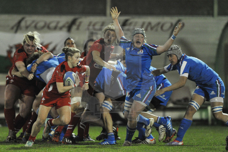 Rbs Sei Nazioni Donne 2015, Padova, stadio Plebiscito, 21-03-2015, Italia Donne v Galles Donne, Keira Bevan attacca, Michela Este protesta.