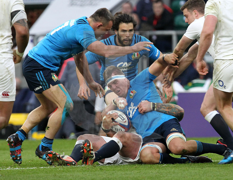 RBS Sei Nazioni 2017, Londra, Twickenham 26/02/2017, Inghilterra v Italia, Andries Van Schalkwyk portato a terra. Accorrono Simone Favaro e Luke McLean. Foto daniele Resini/Fotosportit
