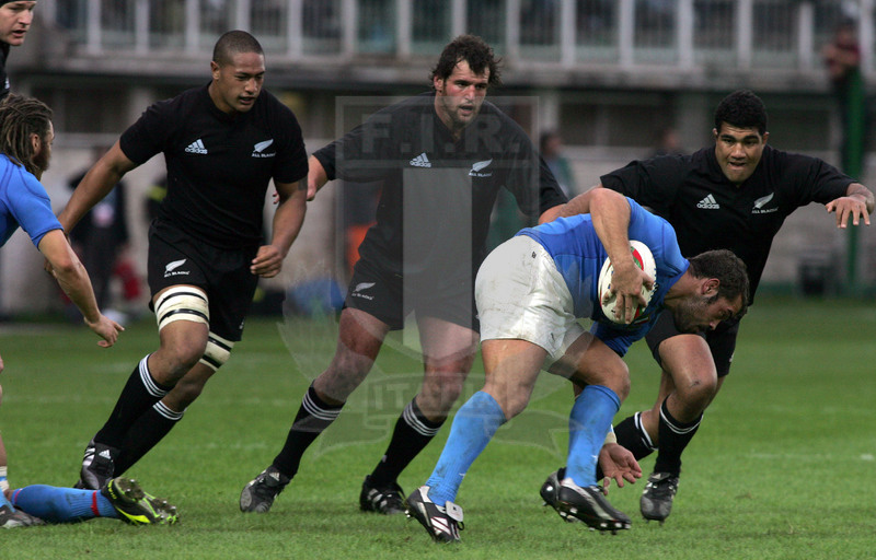 Jaguar Test match 2004, Roma, stadio Flaminio 13/11/2004, Italia v Nuova Zelanda, Fabio Ongaro sotto pressione. Foto Daniele Resini/Fotosportit