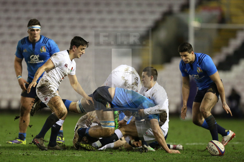 RBS Sei Nazioni 2017, Darlington, Northern Echo Arena 24/02/2017, Inghilterra U20 v Italia U20, Tom Parton of England gets the ball from Giovanni LICATA of Italy