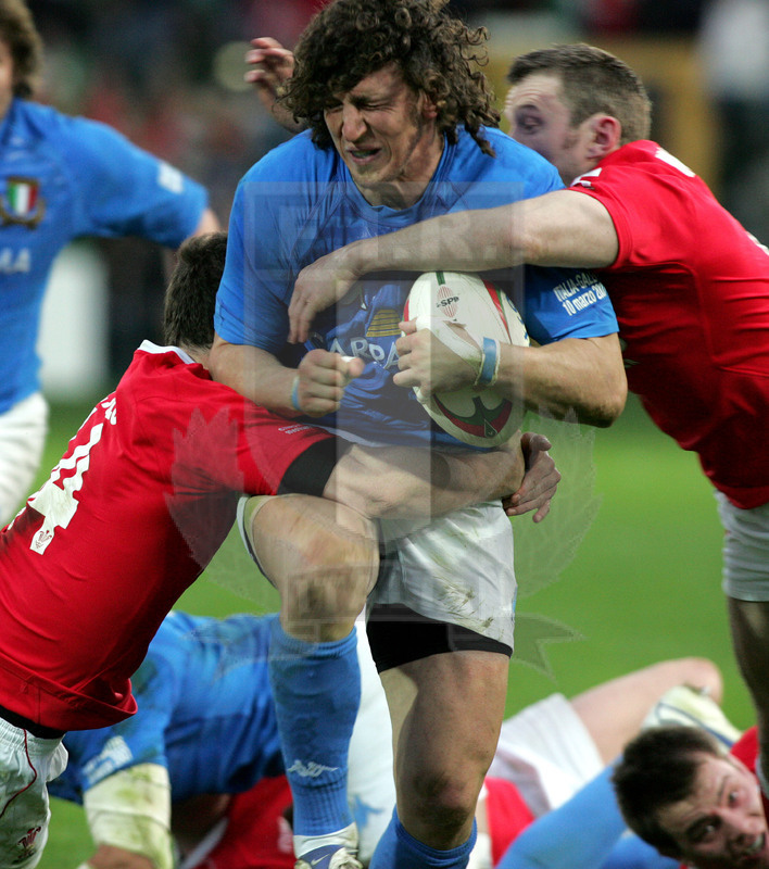Sei Nazioni 2007, Roma, stadio Flaminio 10/03/2007, Italia v Galles, Mauro Bergamasco impatta. Foto Daniele Resini/Fotosportit