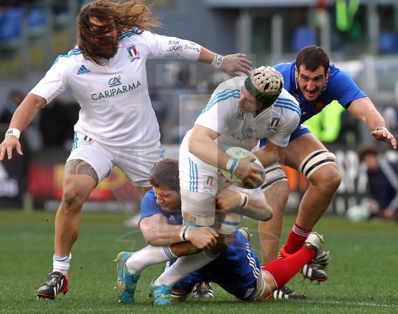 Sei Nazioni 2013, Roma, stadio Olimpico, Italia v Francia, Francesco Minto placcato da Papé. Accorrono Castrogiovanni e Maestri.