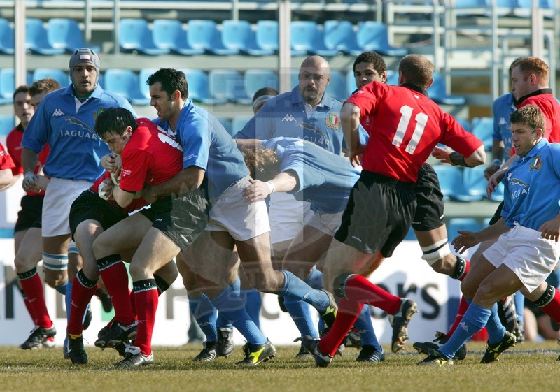 Sei Nazioni 2003, Roma, Stadio Flaminio 2003/02/15, Italia v Galles, pressione azzurra, con Stoica, sul Galles. Foto Daniele Resini/Fotosportit