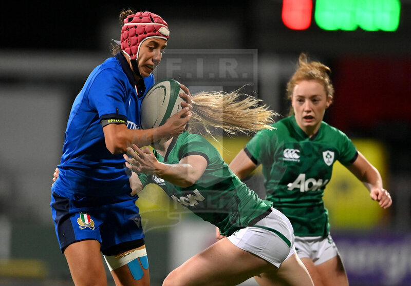 Sei Nazioni 2020 Donne, Round 4, Dublino, Donnibrook, Energia Park 24/10/2020, Irlanda Donne v Italia Donne, Vittoria Ostuni-Minuzzi difende palla. Foto Brendan Moran/Fotosportit