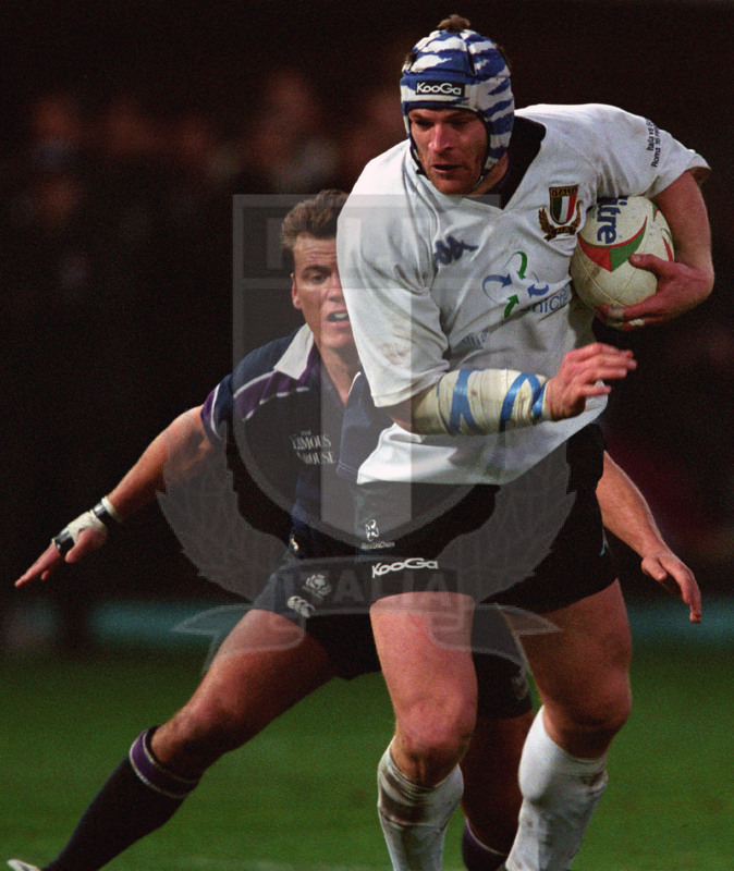 Rbs Sei Nazioni 2002, Roma, stadio Flaminio 16/02/2002, Italia v Scozia, Carlo Checchinato in percussione. Foto Daniele Resini/Fotosportit