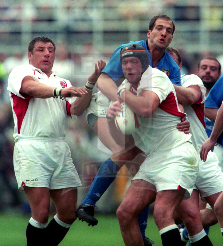 Rbs Sei Nazioni 2002, Roma, stadio Flaminio 07/04/2002, Italia v Inghilterra, Denis Dallan su palla presa da Ben Kay. Foto Daniele Resini/Fotosportit