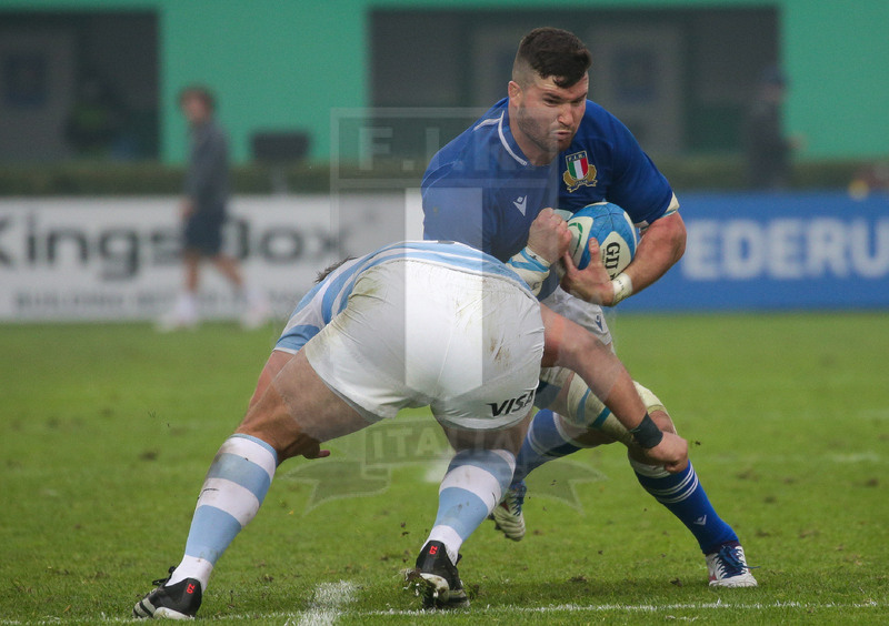Autumn Nations Series 2021, Treviso, Stadio di Monigo, 13-11-2021, Italia vs Argentina.   Sebastian Negri su tìThomas Gallo. Foto: Roberto Bregani/Fotosportit
