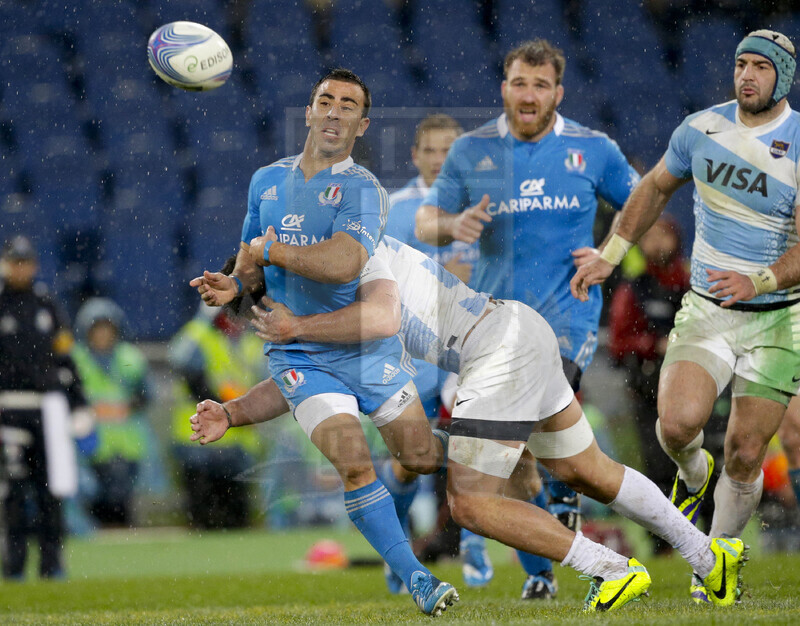 Cariparma Test Match 2013, Roma, Stadio Olimpico, 23-11-2013, Italia v Argentina. Luciano Orquera apre palla e viene placcato in ritardo da Pablo Matera Foto Roberto Bregani / Fotosportit