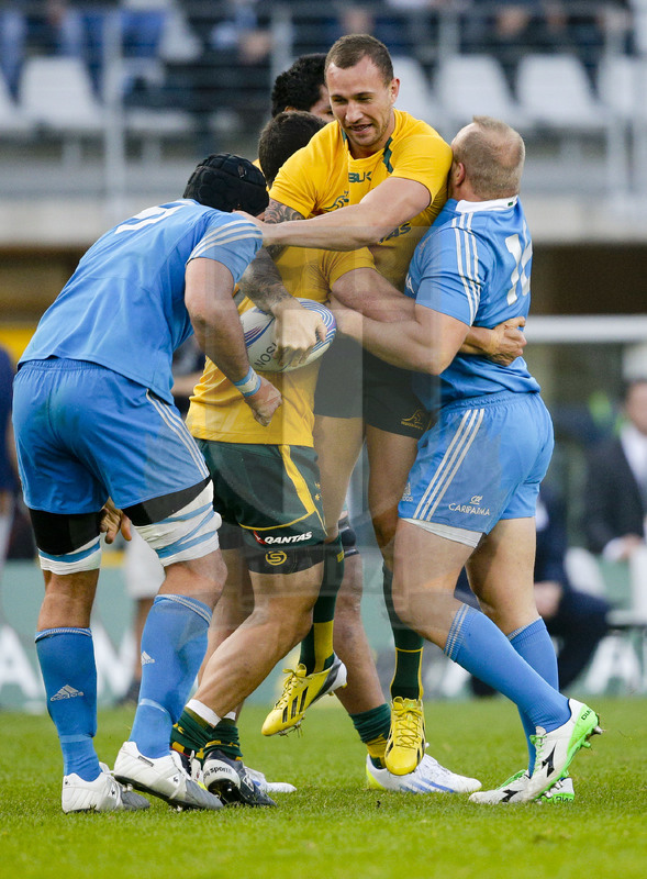 Cariparma Test Match 2013, Torino, Stadio Olimpico, 9-11-2013, Italia v Australia. Quade Cooper viene sollevato di peso da Leonardo Ghiraldini Foto Roberto Bregani / Fotosportit