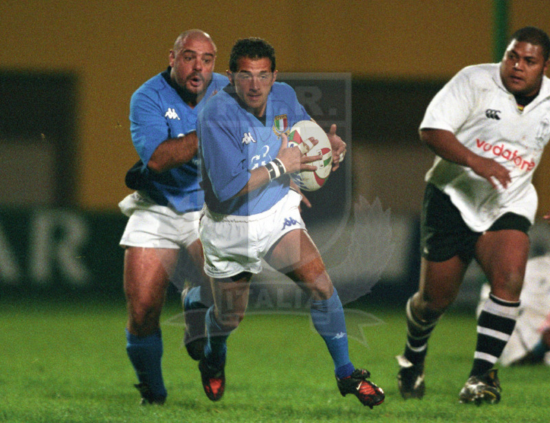Jaguar Test Match 2001, Treviso, stadio Monigo 10/11/2001, Italia v Fiji, Francesco "Cocco"Mazzariol con De Carli in sostegno. Foto Daniele Resini/Fotosportit