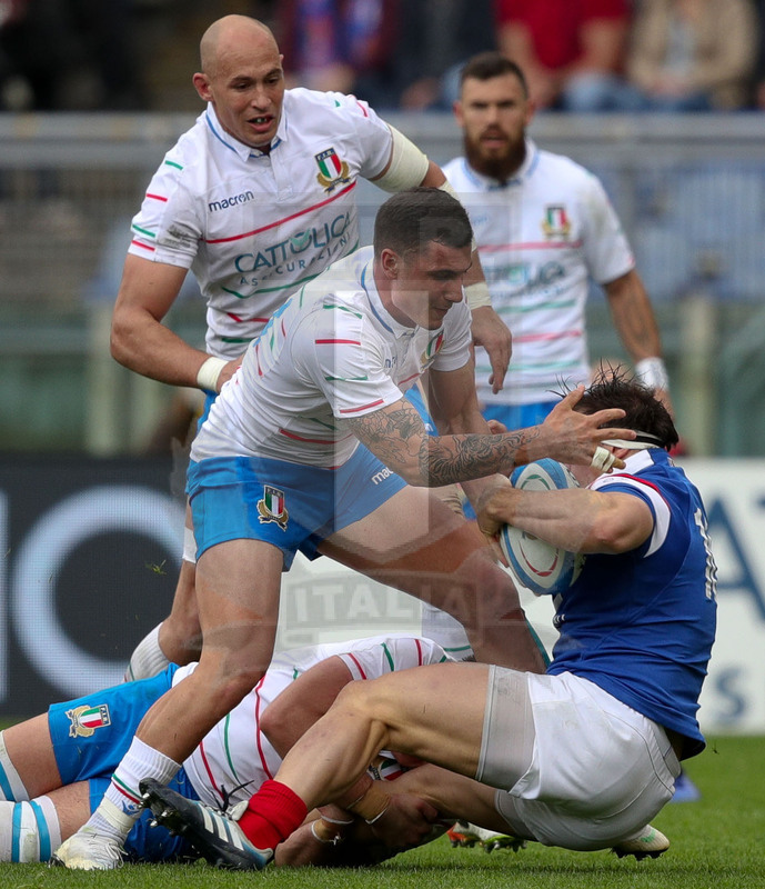 Guinness Sei Nazioni 2019, Round 5, Roma, Stadio Olimpico, 16/03/2019, Italia v Francia. Marco Zanon e Sergio Parisse attaccano Camille Chat, messo a terra da Jake Polledri. Foto Roberto Bregani/Fotosportit