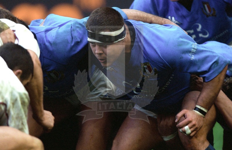 Sei Nazioni 2002, Parigi, Stade de France 2002/02/02, Andrea Lo Cicero in prima linea. Foto Daniele Resini/Fotosportit