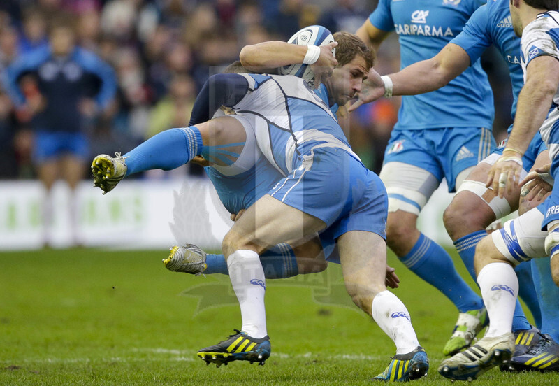 RBS 6 Nazioni 2013, Edimburgo, Murrayfield Stadium, 9-02-2013, Scozia v Italia. Botes viene placcato da Laidlaw