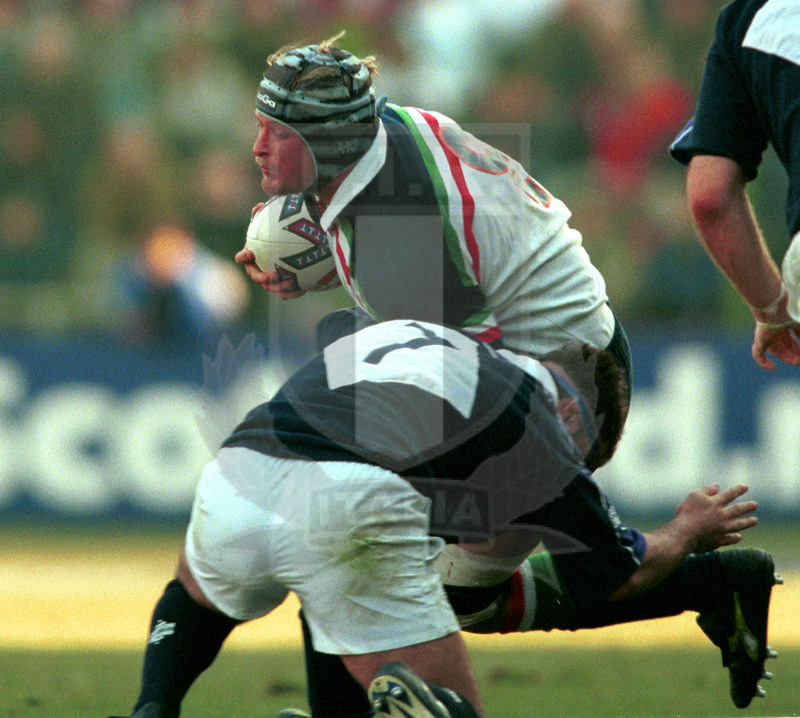 Lloyds TSB Sei Nazioni 2000, Round 1, Roma, stadio Flaminio 05/02/2000, Italia v Scozia, una carica di Wim Visser. Foto Daniele Resini/Fotosportit