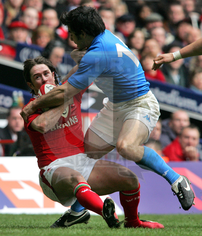 Rbs Sei Nazioni 2006, Round 3, Cardiff, Millennium Stadium 11/03/2006, Galle v Italia. Shane Williams difende palla su Pablo Canavosio. Foto Daniele Resini/Fotosportit