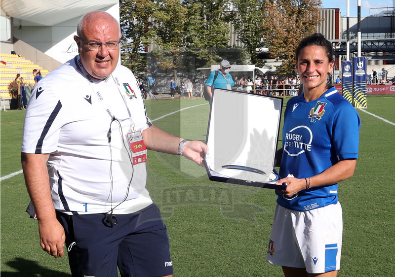 Rugby World Cup 2021 Women, Qualifier, Parma, stadio Lanfranchi 19/09/2021, Italia Donne v Irlanda Donne, Sara Barattin premiata da Andrea Di Giandomenico con un piatto celebrativo dei 100 cap. Foto Daniele Resini/Fotosportit
