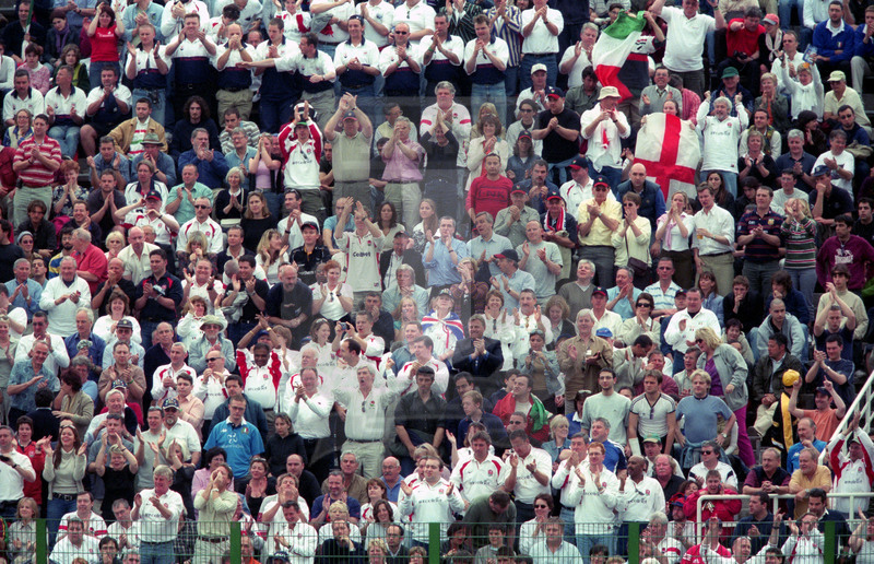 Rbs Sei Nazioni 2002, Roma, stadio Flaminio 07/04/2002, Italia v Inghilterra, supporter inglesi al Flaminio. Foto Daniele Resini/Fotosportit