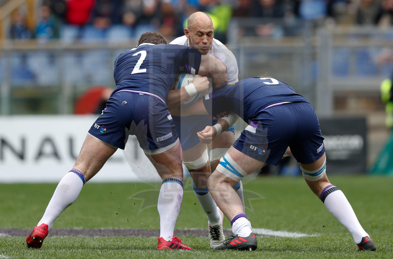 Natwest Sei Nazioni 2018, Roma, Stadio Olimpico, 17/03/2018, Italia v Scozia. Sergio Parisse attacca Fraser Brown (s) e Jonny Gray. Foto: Roberto Bregani/Fotosportit