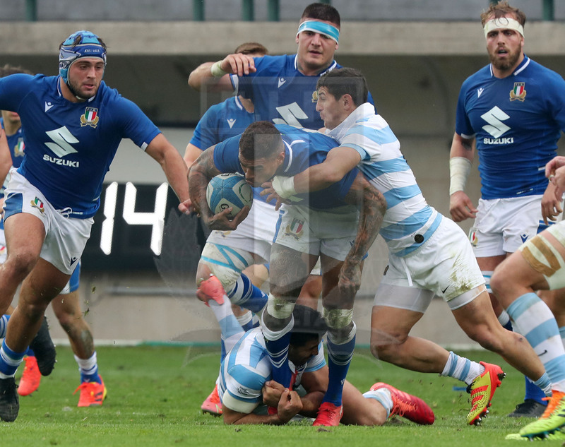 Autumn Nations Series 2021, Treviso, stadio di Monigo 13/11/2021, Italia v Argentina, Monty Ioane fernato da Tomas Cubelli. In sostegno, Marco Riccioni. Foto Daniele Resini/Fotosportit