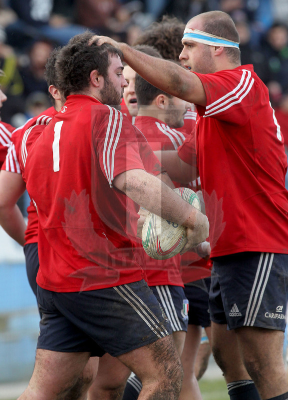 Benevento, 10 gennaio 2014, Nazionale italiana Under 20 v Accedemia di Marcoussis, Paolo Buonfiglio, autore della terza meta italiana, complimentato da Dalla Valle.