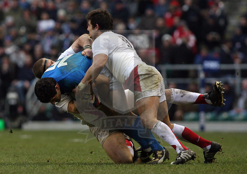 Rbs Sei Nazioni 2009, Londra, Twickenham 07/02/2009, Inghilterra v Italia, Andrea Masi placcato. Foto Daniele Resini/Fotosportit