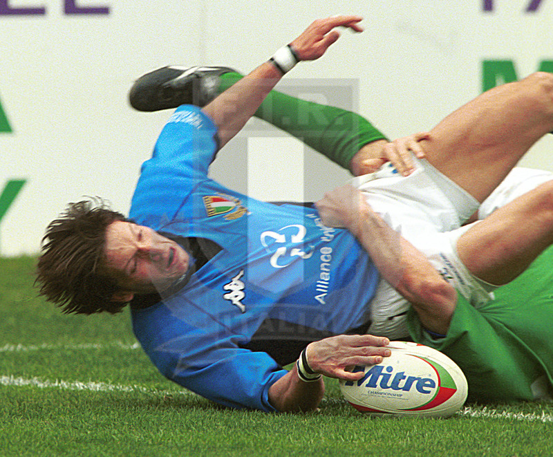 2002 Lloyds TSB Six Nations, Roma, stadio Flaminio 03/02/2001, Italia v Irlanda, la meta di Corrado Pilat. Foto Daniele Resini/Fotosportit