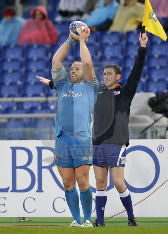 Cariparma Test Match 2013, Roma, Stadio Olimpico, 23-11-2013, Italia v Argentina. Leonardo Ghiraldini lancia in touche Foto Roberto Bregani / Fotosportit
