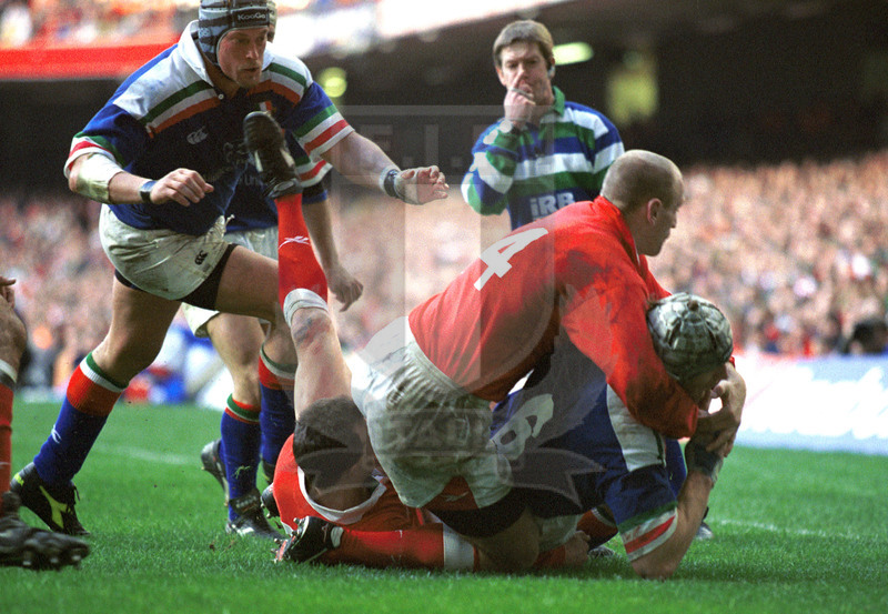 Lloyds TSB Sei Nazioni 2000, Round 2, Cardiff, Millennium Stadium 19/02/2000, Galles v Italia, la carica di Carlo Checchinato verso la meta che verrà annullata. Foto Daniele Resini/Fotosportit